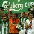 Eduardo, juntamente com outros jogadores do V. Setúbal, celebra, erguendo o braço direito, a conquista da Taça da Liga de 2007/2008