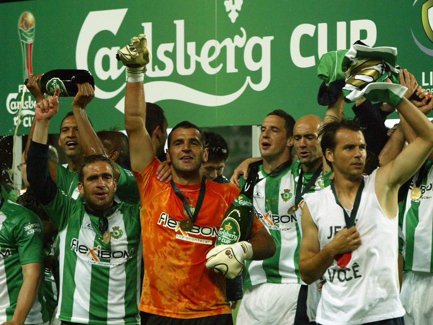 Eduardo, juntamente com outros jogadores do V. Setúbal, celebra, erguendo o braço direito, a conquista da Taça da Liga de 2007/2008