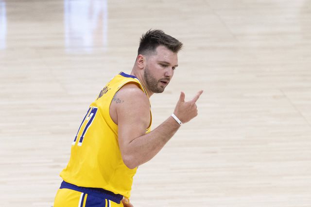 Doncic, LeBron e Reeves combinam para 92 pontos e derrotam Pelicans