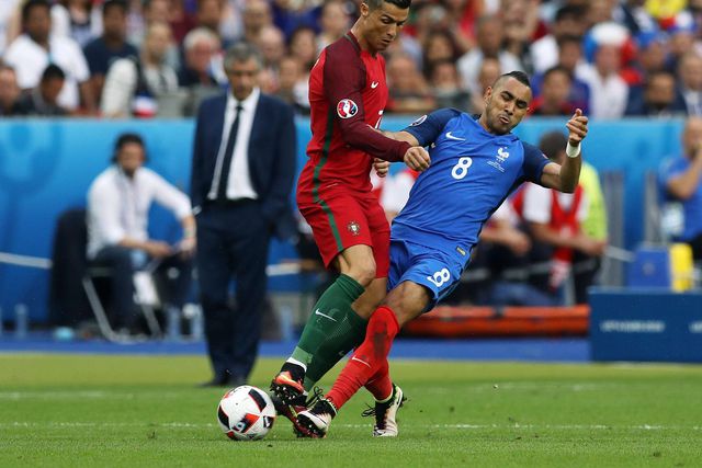 O momento da final do Euro 2016 em que Payet lesionou o joelho esquerdo de CR7