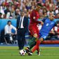 O momento da final do Euro 2016 em que Payet lesionou o joelho esquerdo de CR7