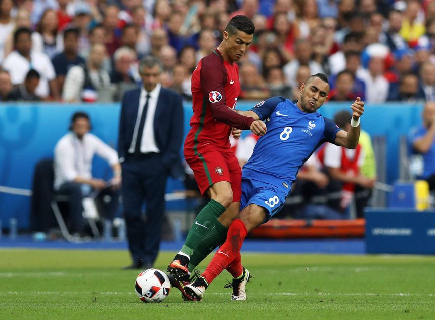 O momento da final do Euro 2016 em que Payet lesionou o joelho esquerdo de CR7