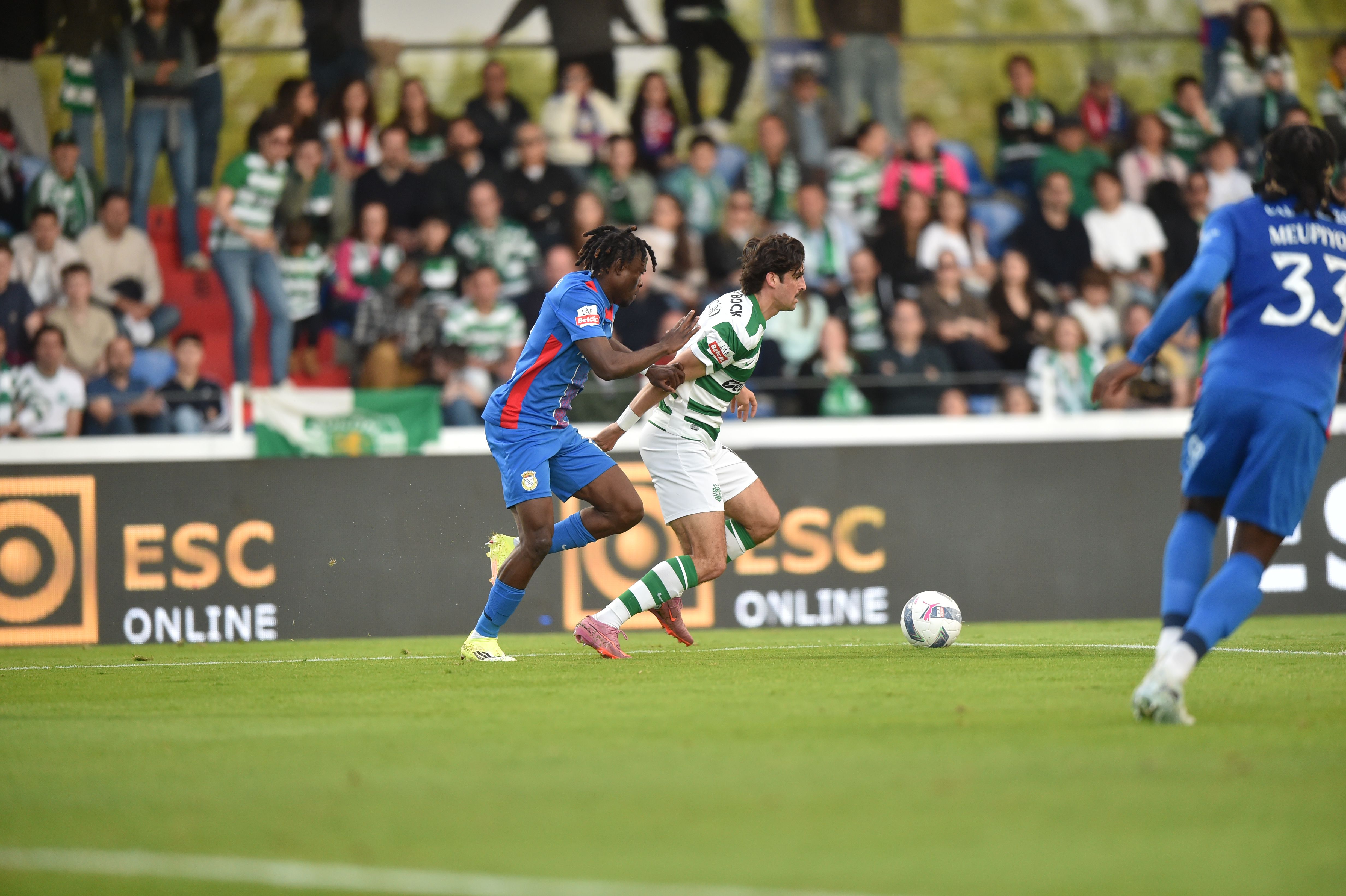 Trincão tenta escapar a adversário - Foto: Miguel Nunes