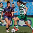 Raquel Ferreira tenta desarmar Flor Bonsegundo - Foto: Sporting CP