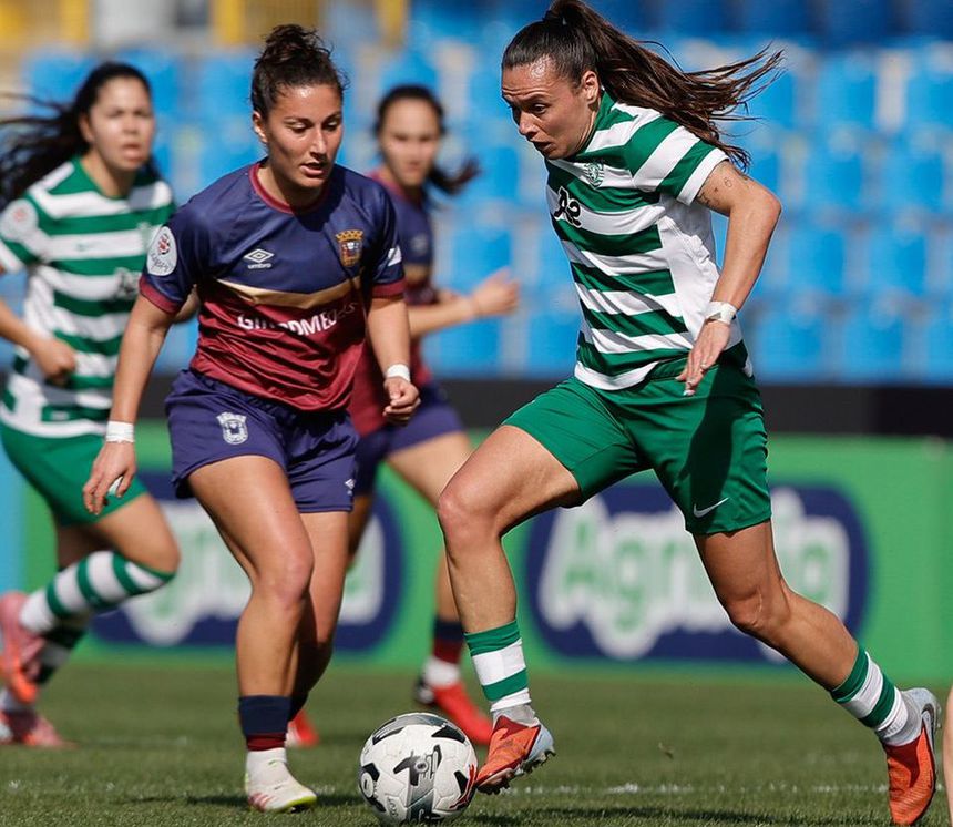 Raquel Ferreira tenta desarmar Flor Bonsegundo - Foto: Sporting CP