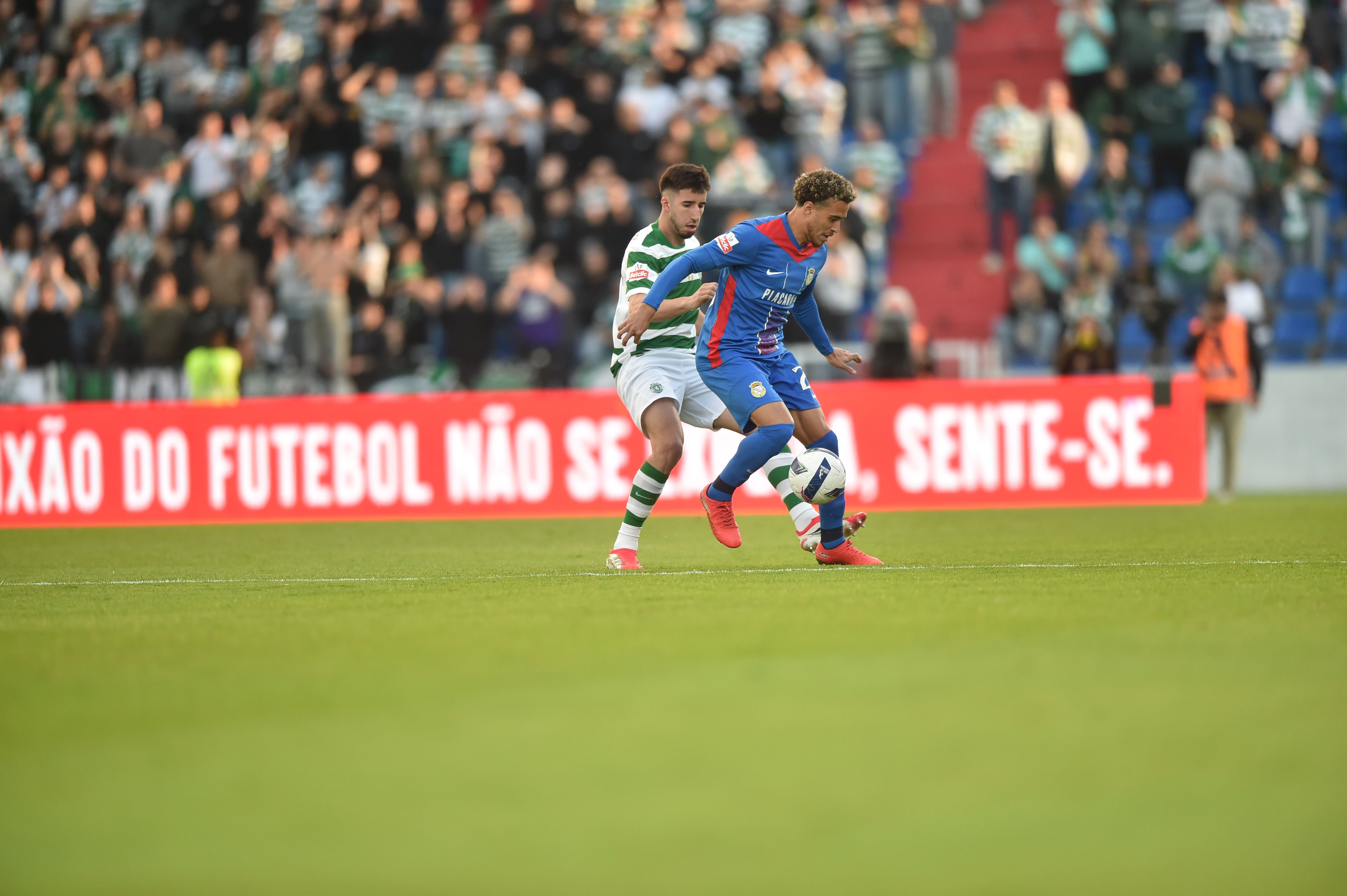 Gonçalo Inácio e Figueiredo disputam bola - Foto: Miguel Nunes