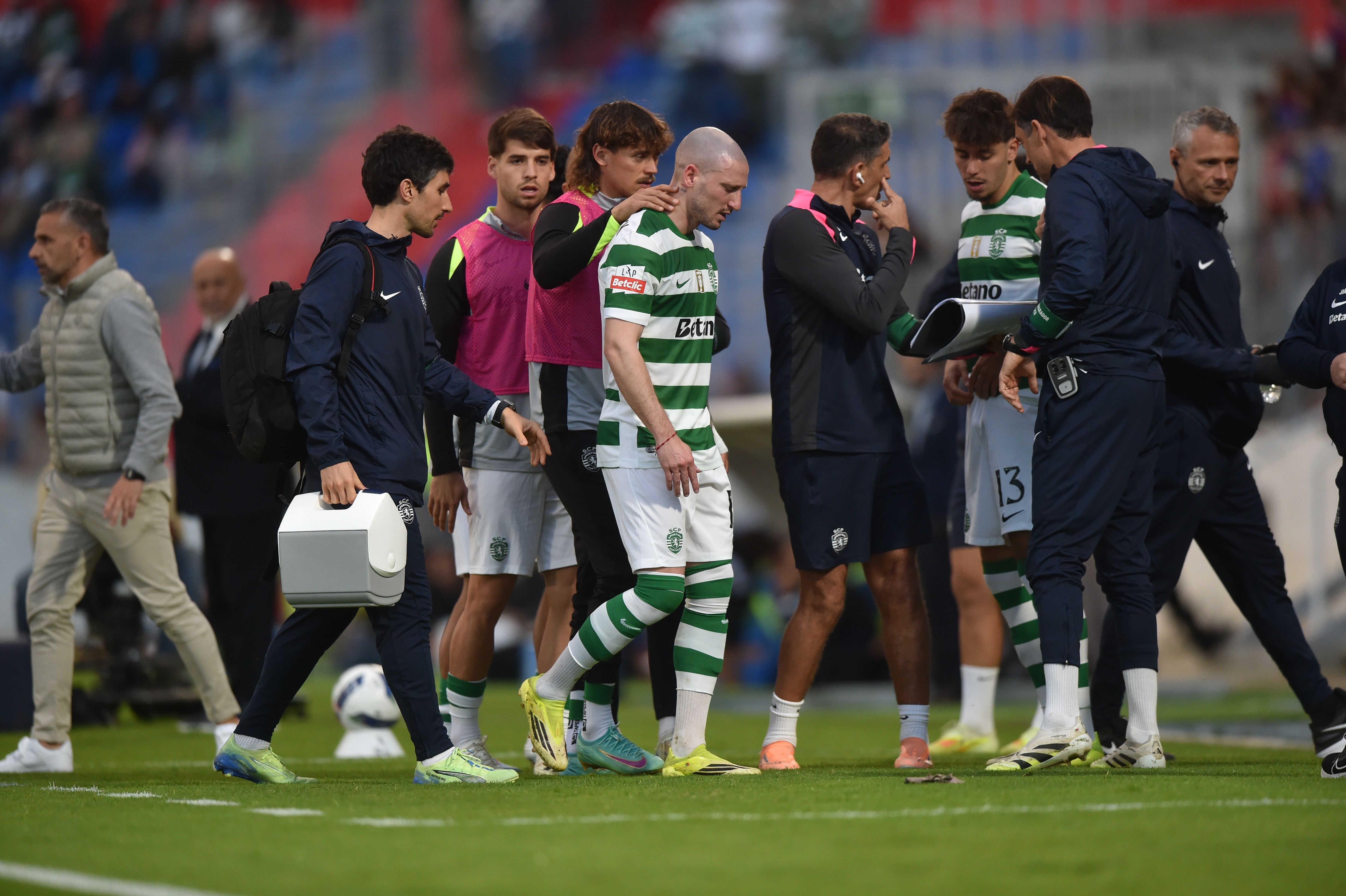 Azar voltou a bater à porta de Nuno Santos, que saiu lesionado em Alverca - Foto: Miguel Nunes