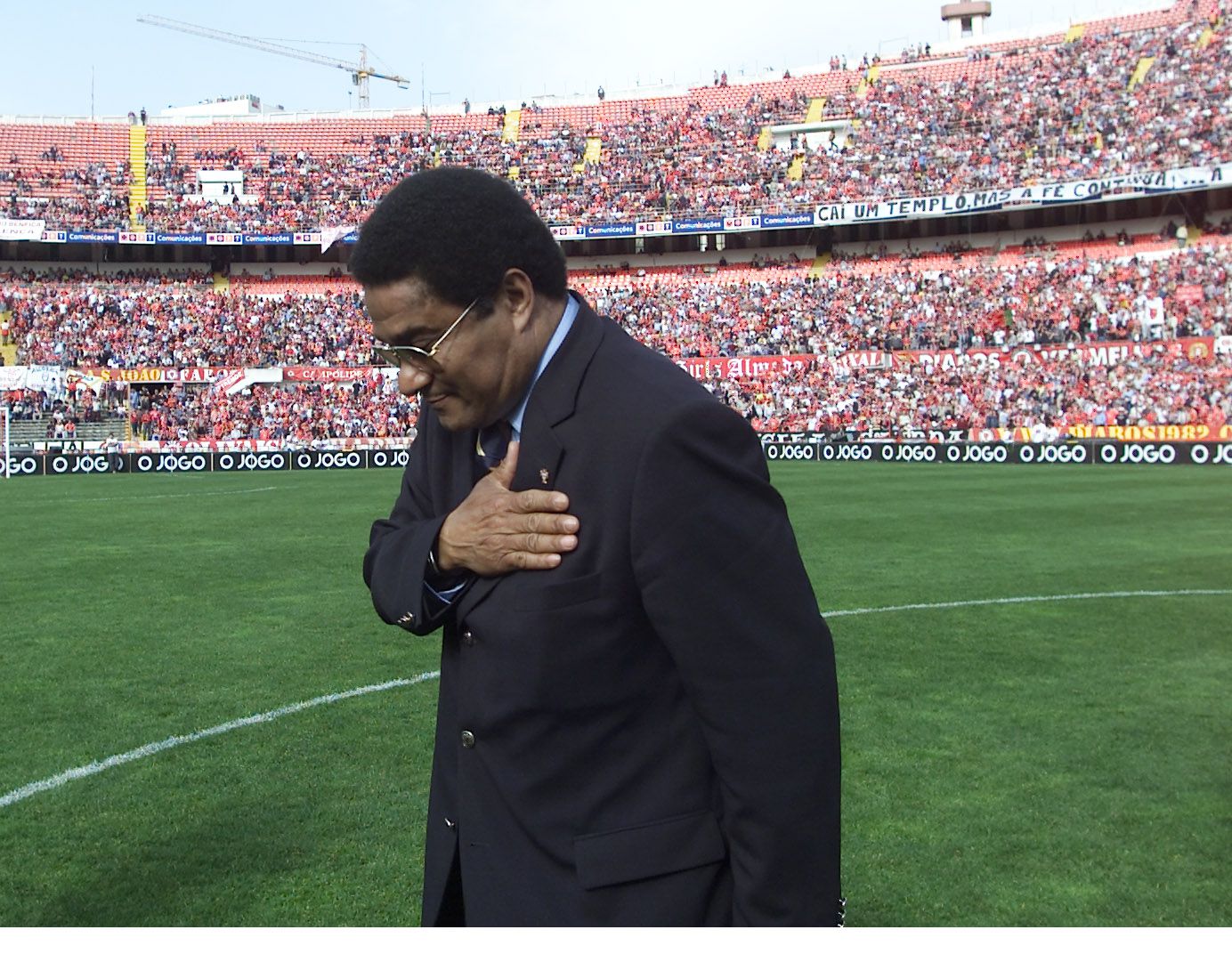 O rei Eusébio homenageado antes do pontapé de saída — Foto: A BOLA