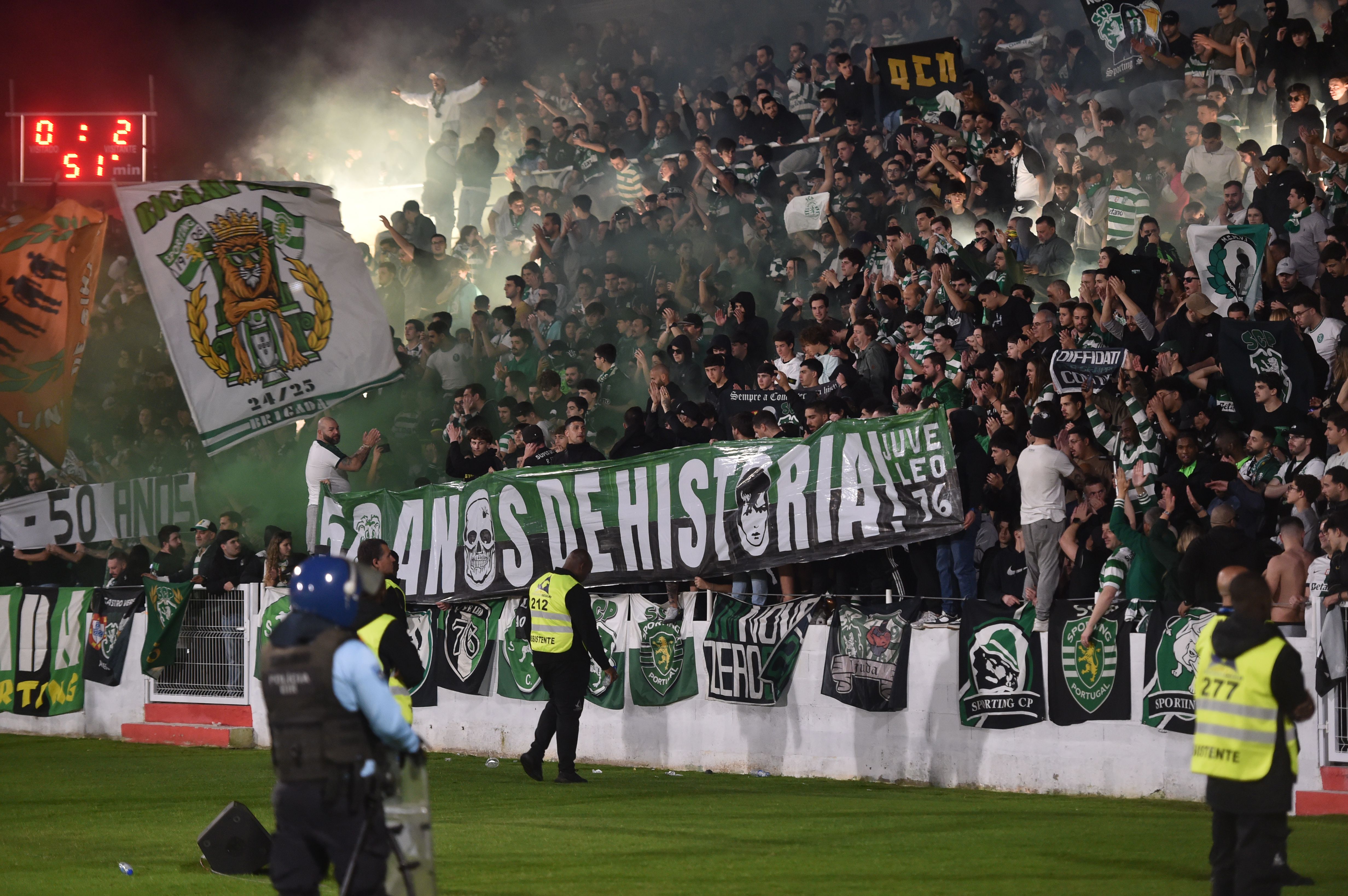 Assinalaram-se os 50 anos da Juve Leo ao minuto 50 do jogo - Foto: Miguel Nunes