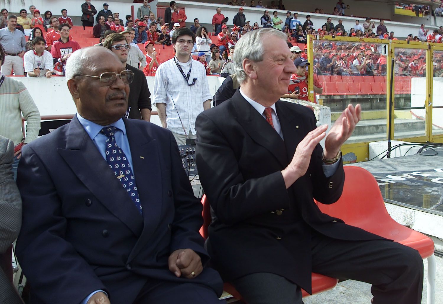 Mário Coluna, monstro sagrado, e John Mortimore — Foto: A BOLA