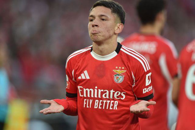 Prestianni festeja depois de marcar o primeiro golo da vitória do Benfica sobre o V. Guimarães na Luz — Foto: Miguel Nunes