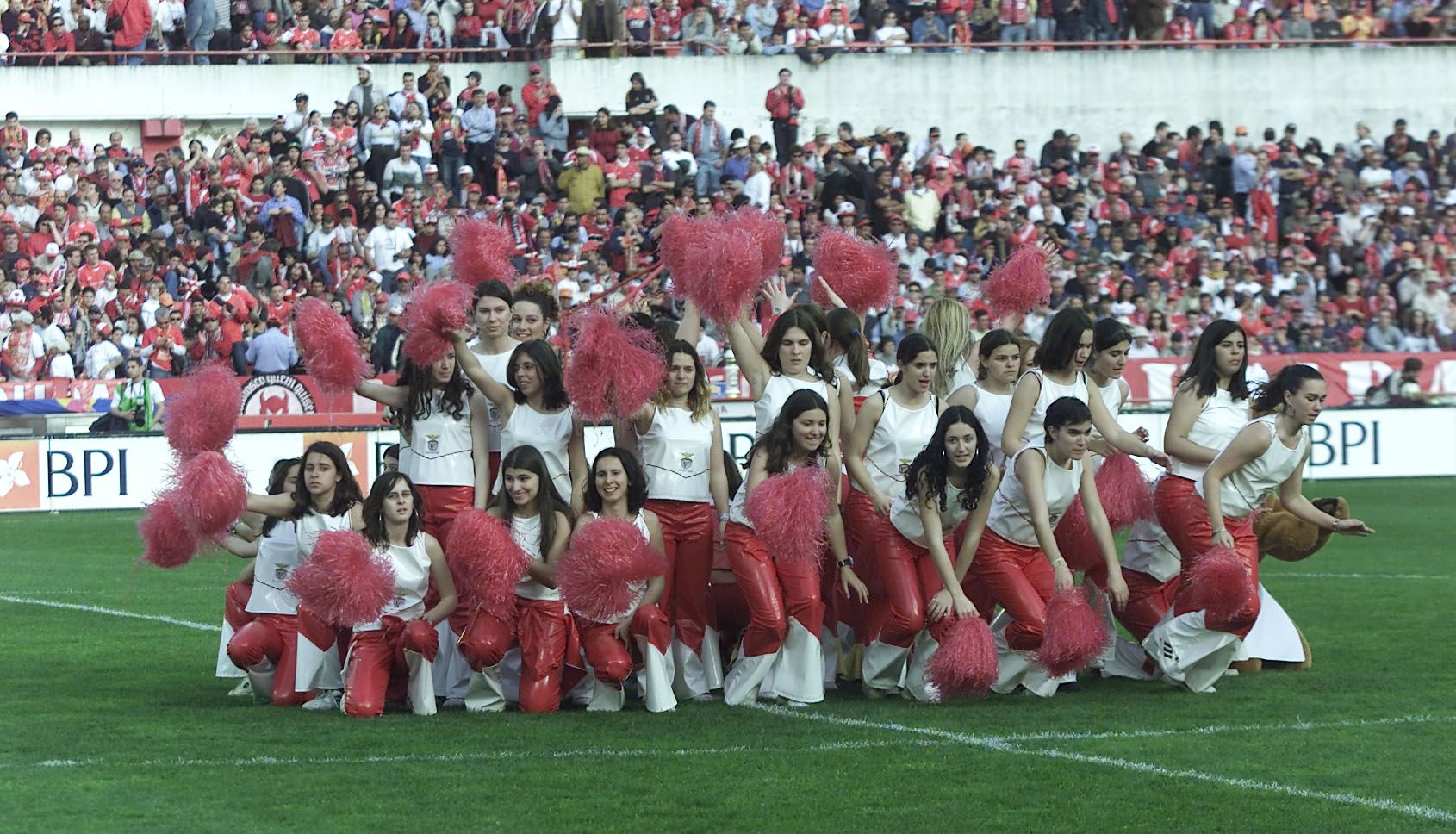 Animação com cheerleaders antes do início do jogo — Foto: A BOLA