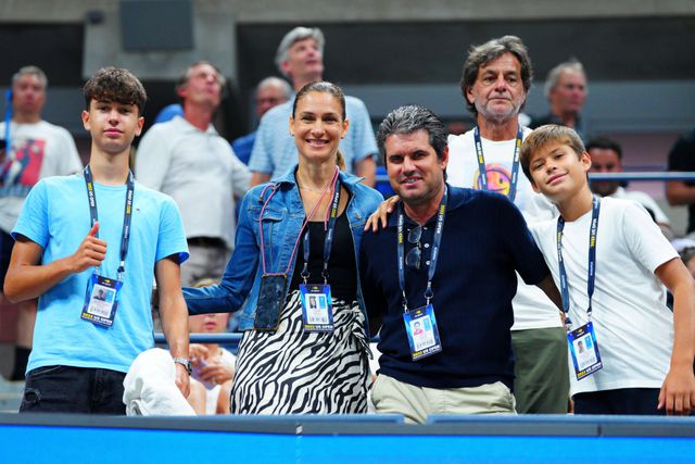 Jaime Alcaraz, irmão mais novo de Carlos, à direita, com os seus pais no meio e Jorge, irmão do meio, à esquerda, em 2023
