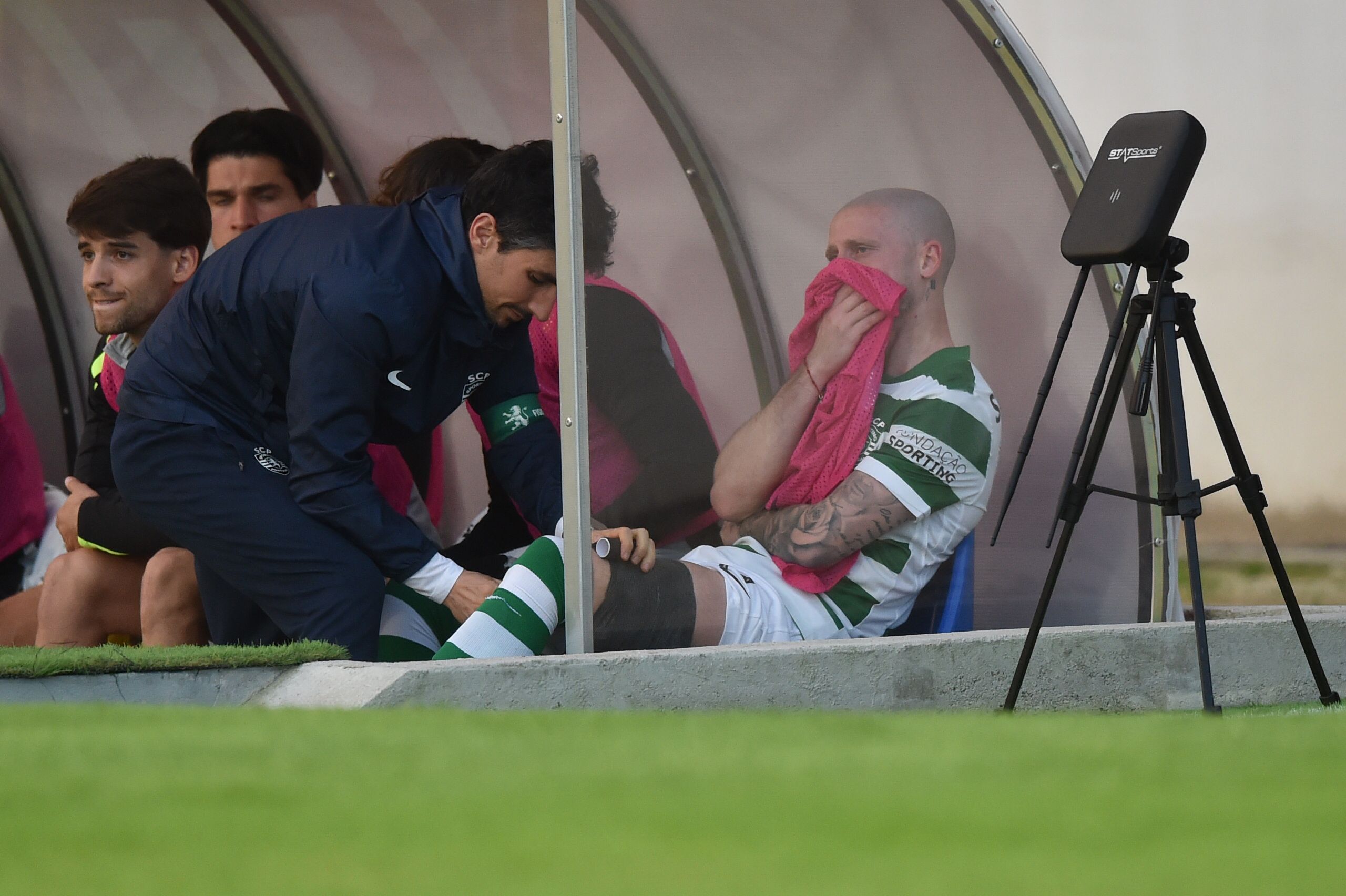 Azar voltou a bater à porta de Nuno Santos, que saiu lesionado em Alverca - Foto: Miguel Nunes