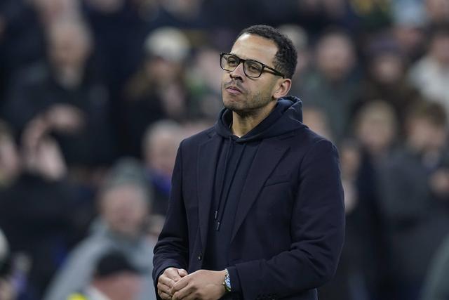 Liam Rosenior frustrado com a derrota do Chelsea em casa do Everton
