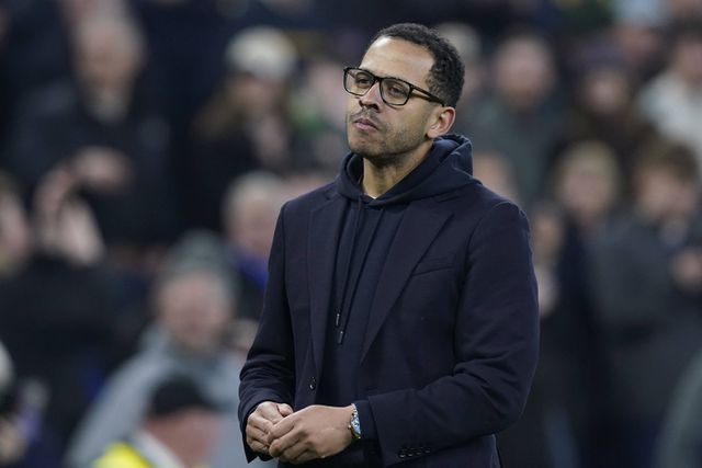 Liam Rosenior frustrado com a derrota do Chelsea em casa do Everton