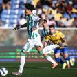 O jogador do Rio Ave, Jalen Blesa, marca o 1-2 contra o Estoril Praia, durante o jogo da Primeira Liga de Futebol, disputado no Estádio António Coimbra da Mota, no Estoril, Cascais, 22 de março de 2026. RODRIGO ANTUNES/LUSA