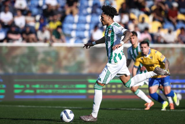 O jogador do Rio Ave, Jalen Blesa, marca o 1-2 contra o Estoril Praia, durante o jogo da Primeira Liga de Futebol, disputado no Estádio António Coimbra da Mota, no Estoril, Cascais, 22 de março de 2026. RODRIGO ANTUNES/LUSA