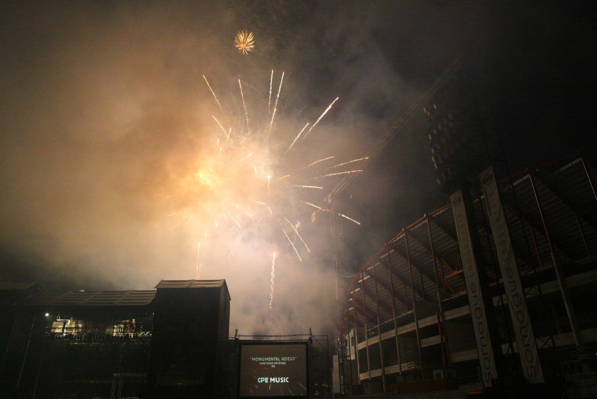 Fogo de artifício no fim da festa — Foto: A BOLA