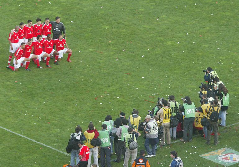 Última equipa titular do Benfica: Moreira; Miguel, Argel, Hélder e Ricardo Rocha ; Tiago e Petit; Geovanni, Zahovic e Simão; Nuno Gomes — Foto: A BOLA