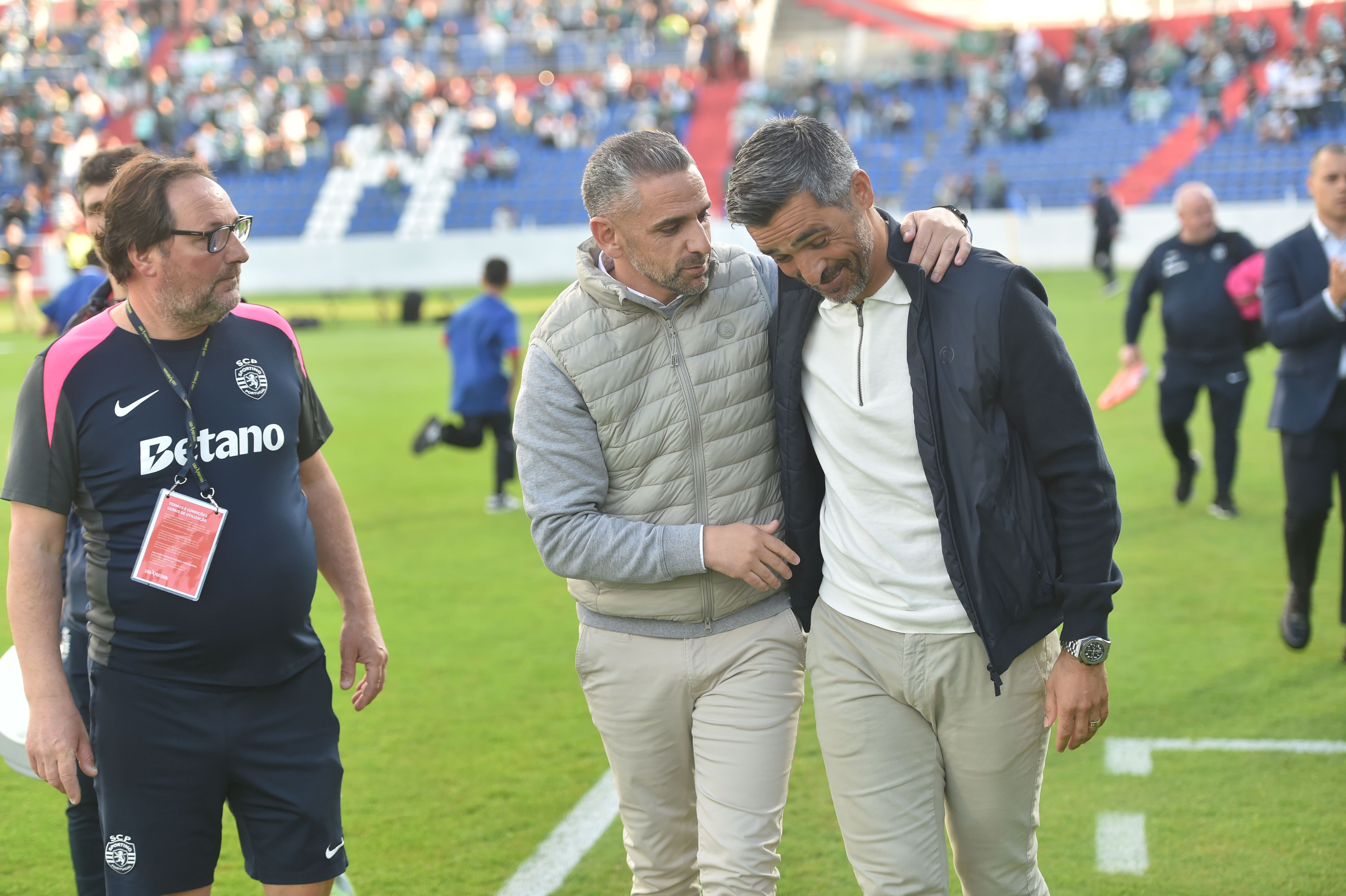 Cumprimento entre Rui Borges e Custódio - Foto: Miguel Nunes