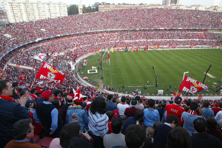 Estádio da Luz cheio, mas já sem parte do topo sul — Foto: A BOLA