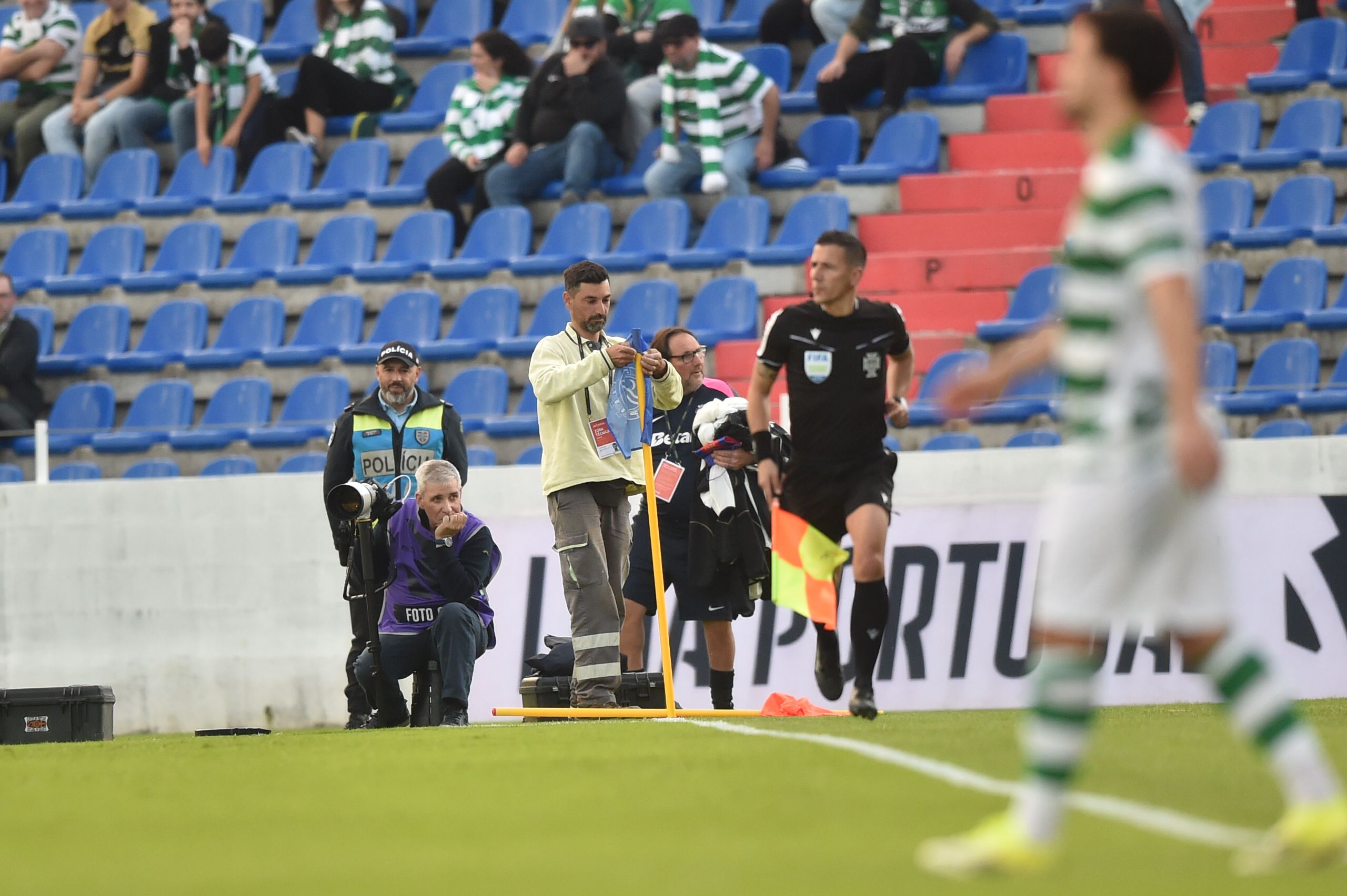 Bandeirola de canto, caída junto à bancada sul, atrasou início do jogo - Foto: Miguel Nunes