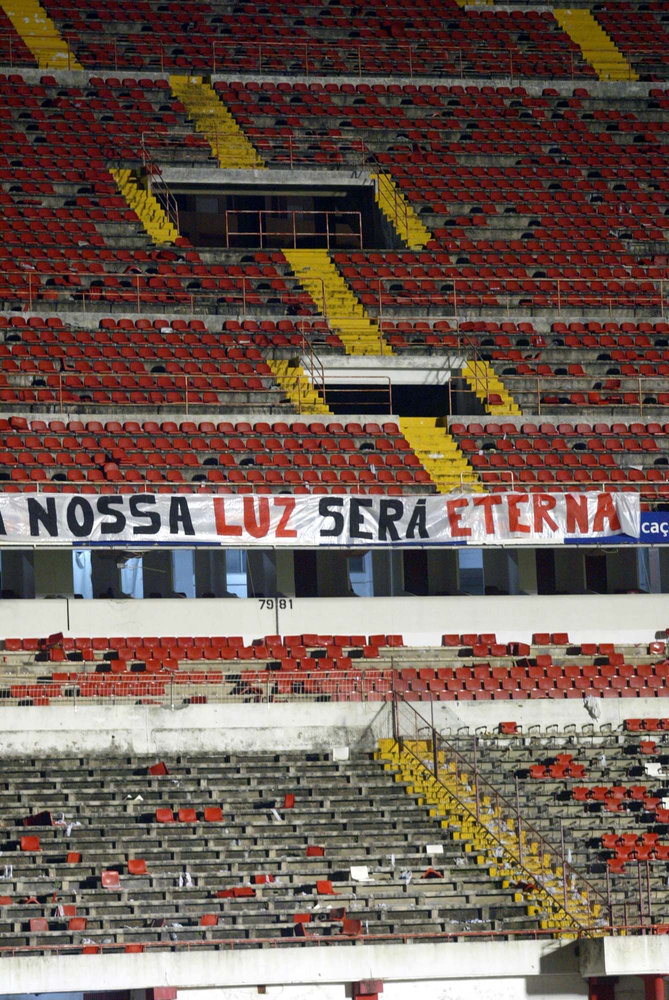 Mensagem de benfiquistas nas bancadas já sem cadeiras — Foto: A BOLA