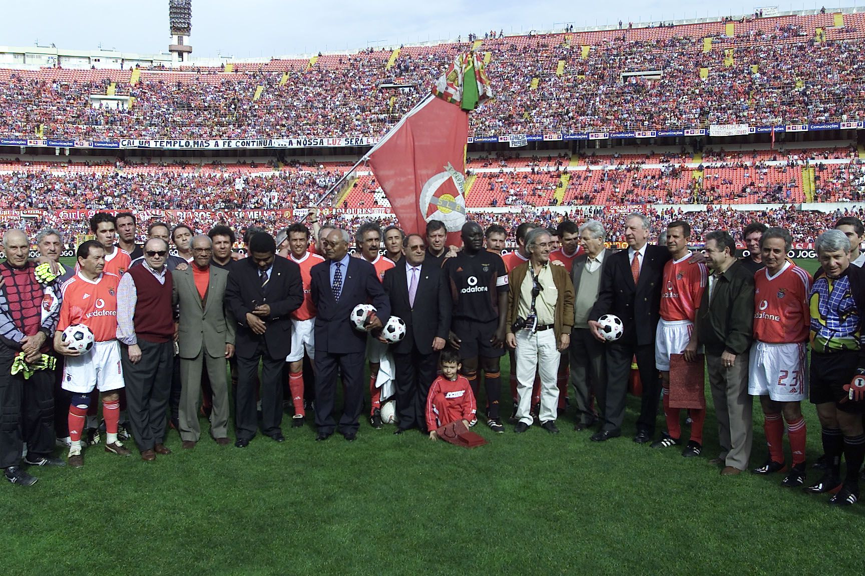 Houve jogo de glórias do Benfica e foto para a posteridade — Foto: A BOLA