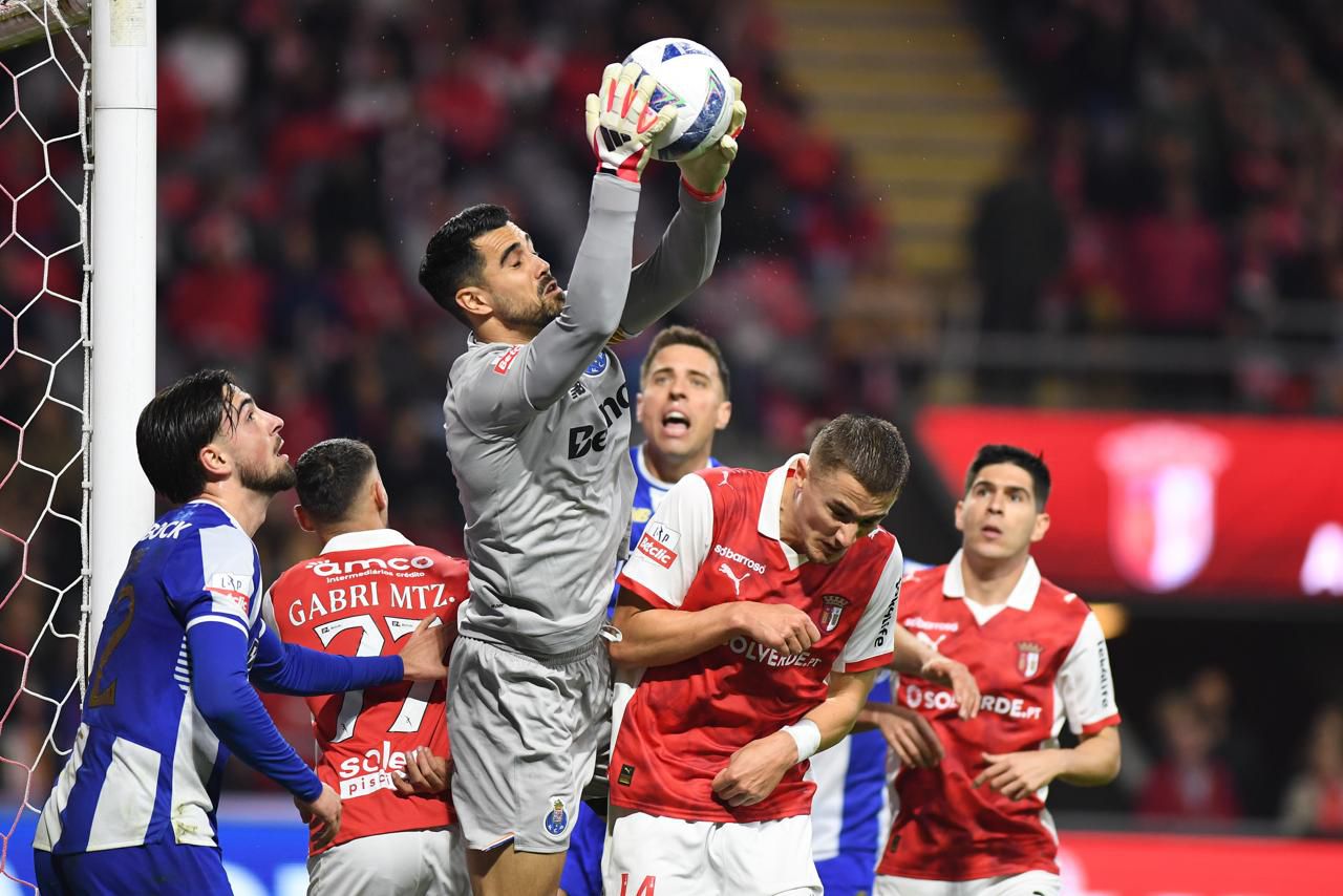 Diogo Costa mais alto do que toda a gente no jogo entre o SC Braga e o FC Porto - Foto: Rogério Ferreira/Kapta+