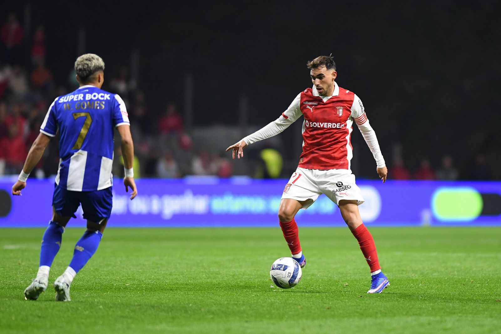 Ricardo Horta controla a bola no jogo frente ao FC Porto - Foto: Rogério Ferreira/Kapta+