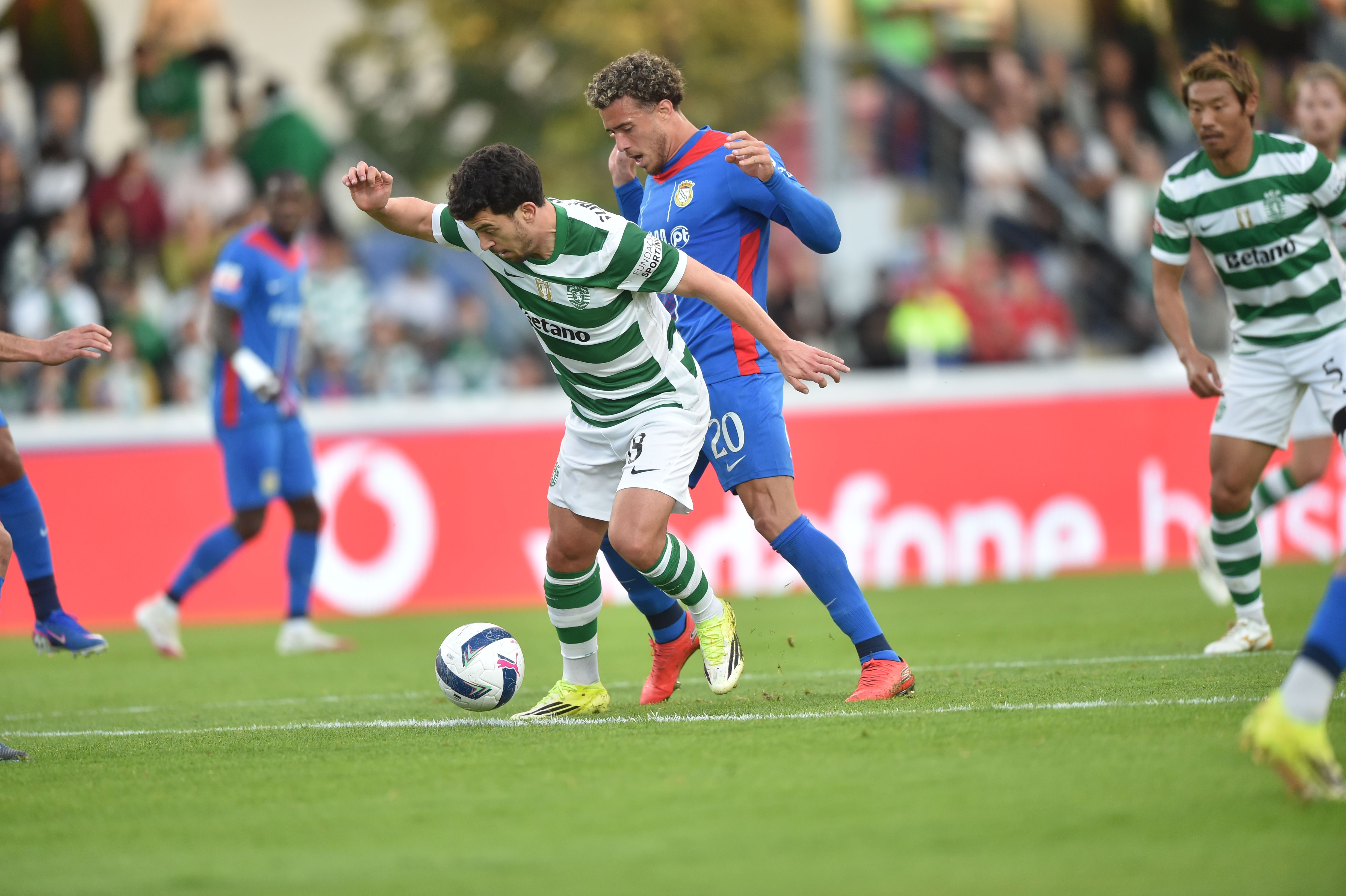 Pedro Gonçalves em duelo com Figueiredo - Foto: Miguel Nunes