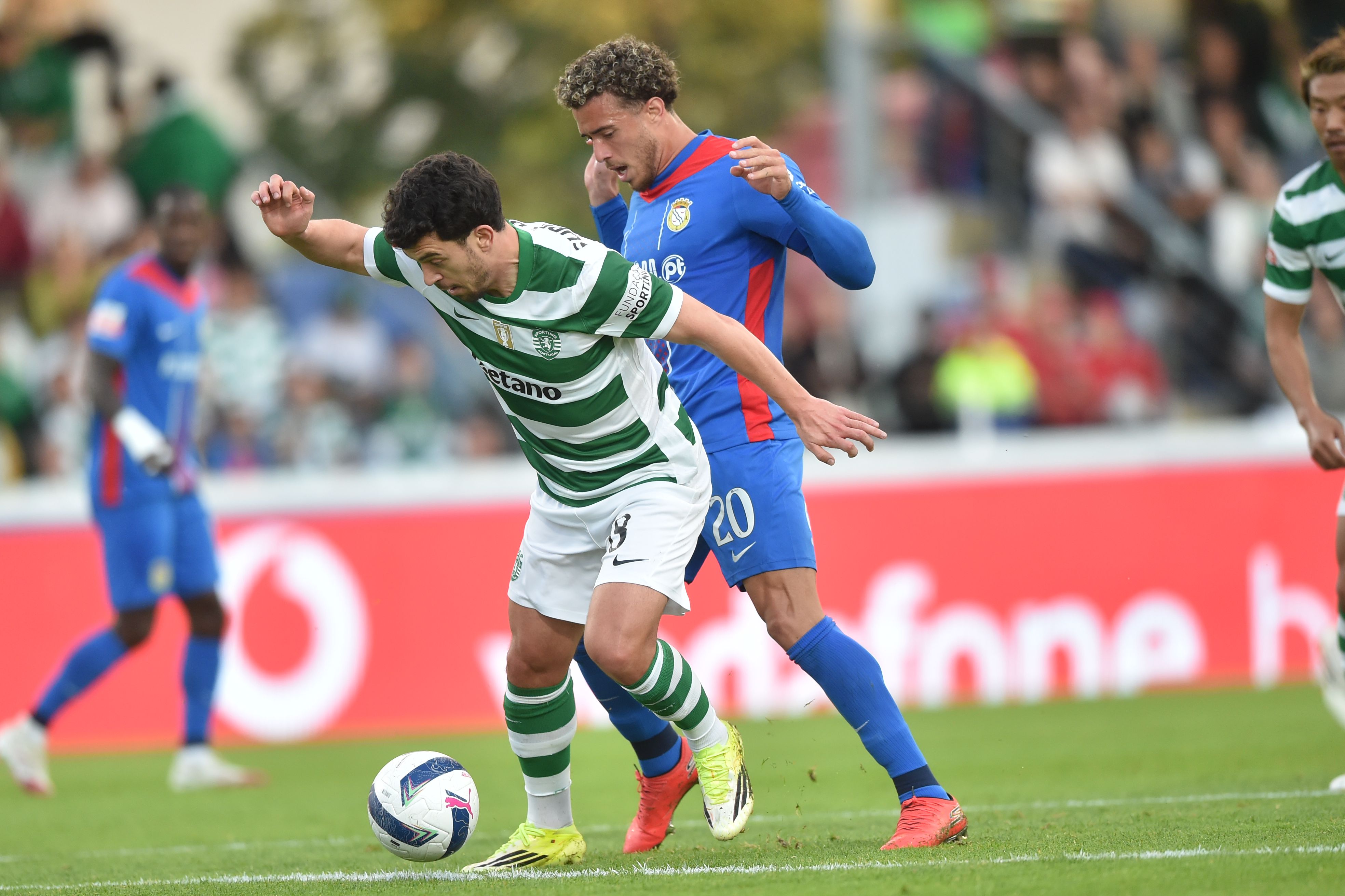 Pedro Gonçalves em duelo com Figueiredo - Foto: Miguel Nunes