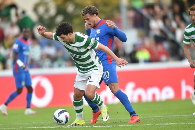 Pedro Gonçalves em duelo com Figueiredo - Foto: Miguel Nunes