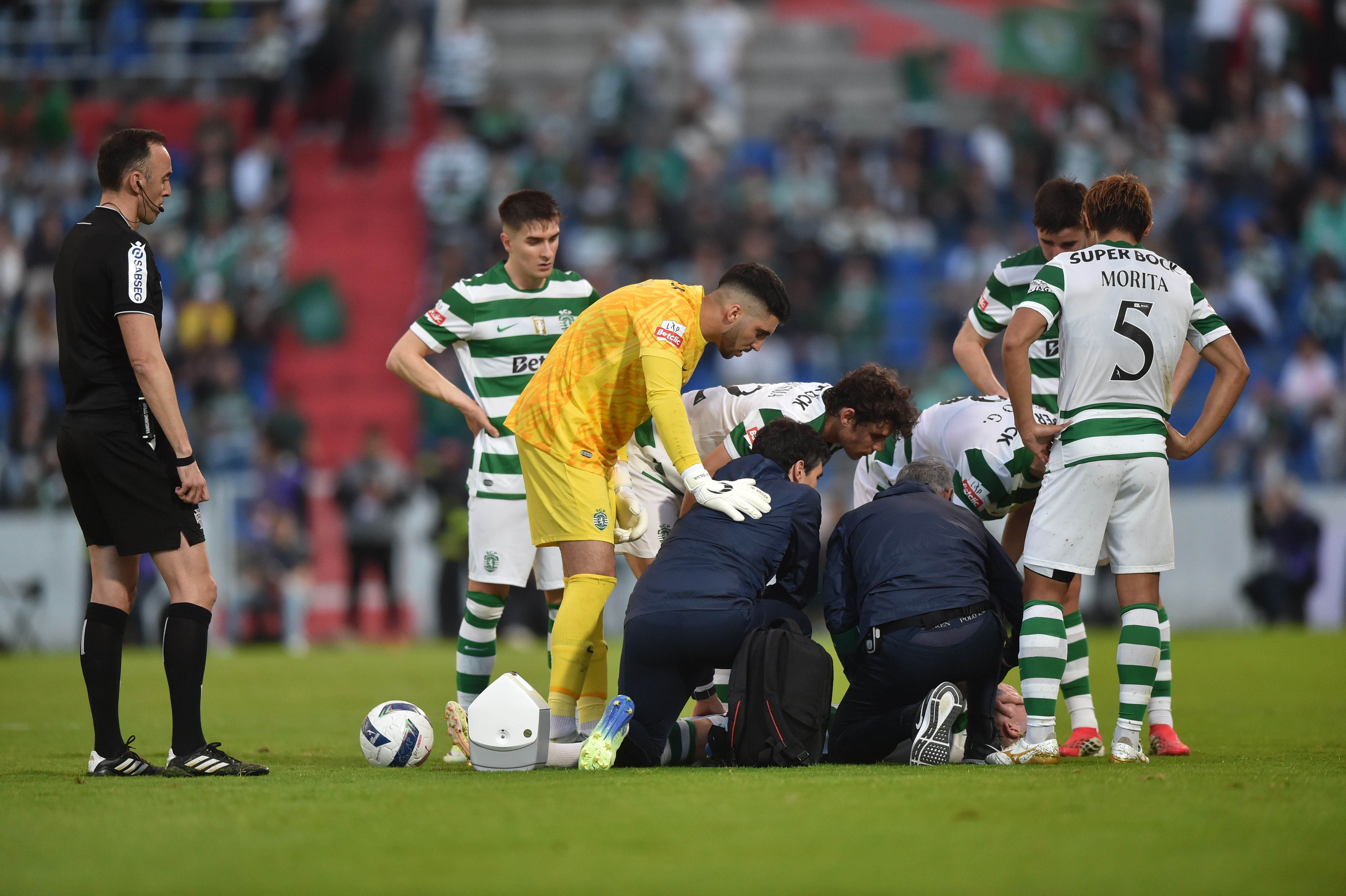 Azar voltou a bater à porta de Nuno Santos, que saiu lesionado em Alverca - Foto: Miguel Nunes
