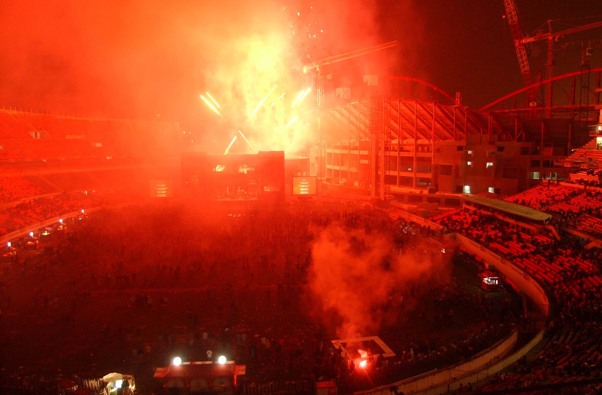 Além de fogo de artifício houve concerto na Luz — Foto: A BOLA