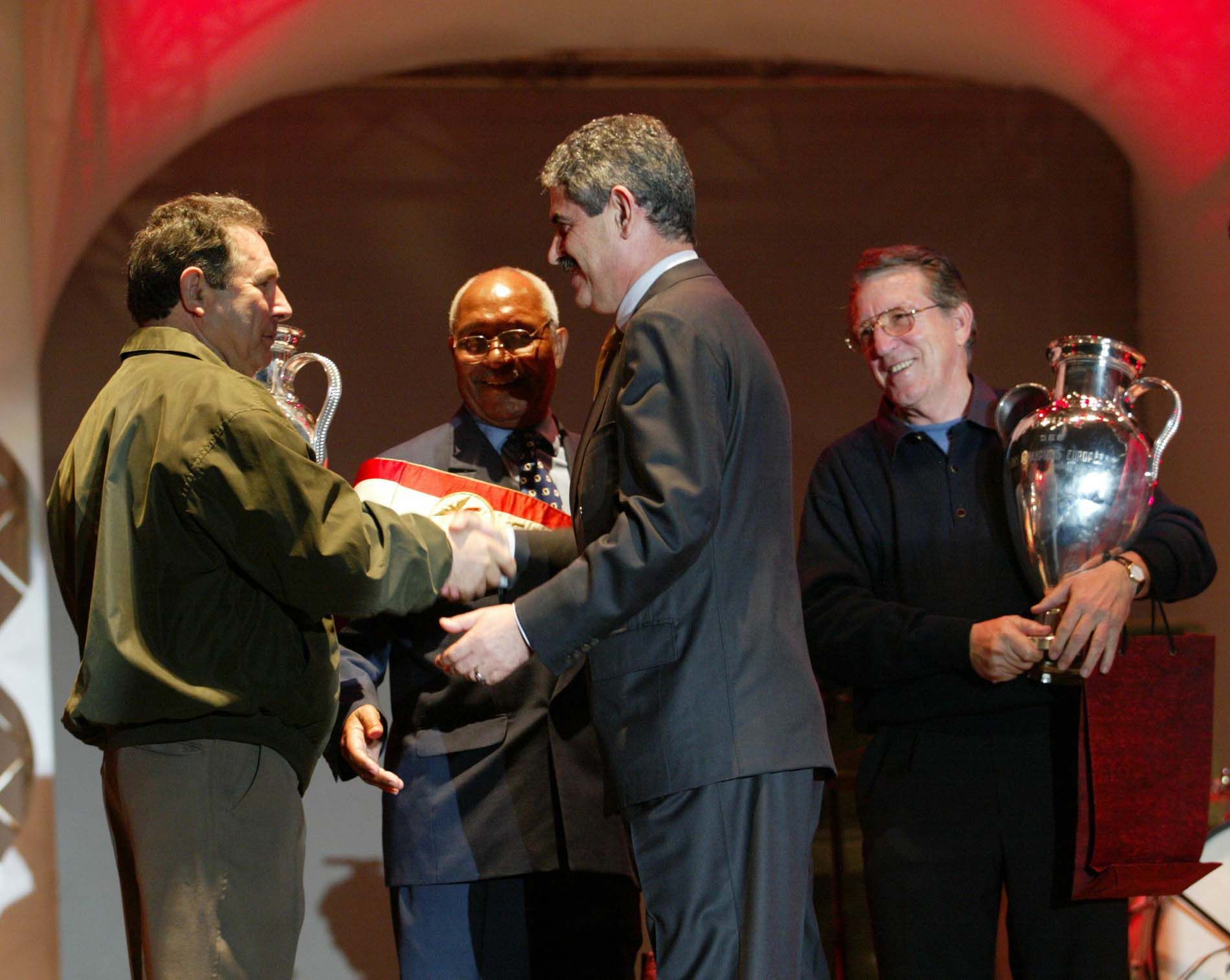 Luís Filipe Vieira homenageou os bicampeões europeus Cruz, Mário Coluna e José Augusto — Foto: A BOLA