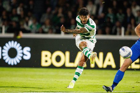 O momento em que Luis Suárez remata para o segundo golo (Foto IMAGO)