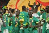 Idrissa Gana Gueye com Sadio Mané a segurar o troféu de campeão africano em 2025