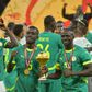 Idrissa Gana Gueye com Sadio Mané a segurar o troféu de campeão africano em 2025