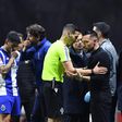 Árbitro António Nobre fala com Farioli no banco no jogo entre o SC Braga e o FC Porto - Foto: Rogério Ferreira/Kapta+