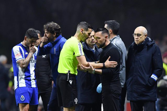 Árbitro António Nobre fala com Farioli no banco no jogo entre o SC Braga e o FC Porto - Foto: Rogério Ferreira/Kapta+