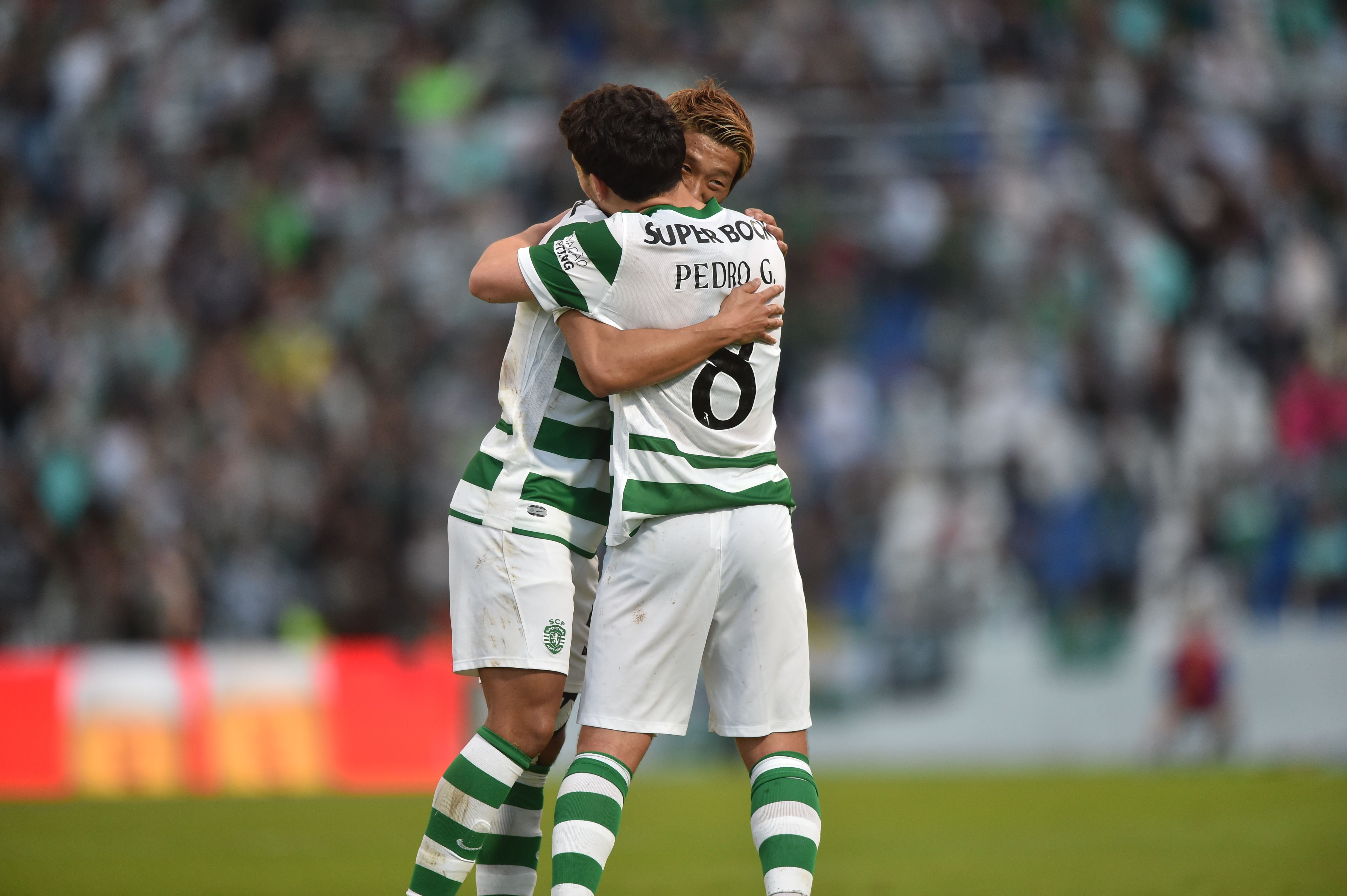 Pedro Gonçalves a celebrar golo com Morita - Foto: Miguel Nunes