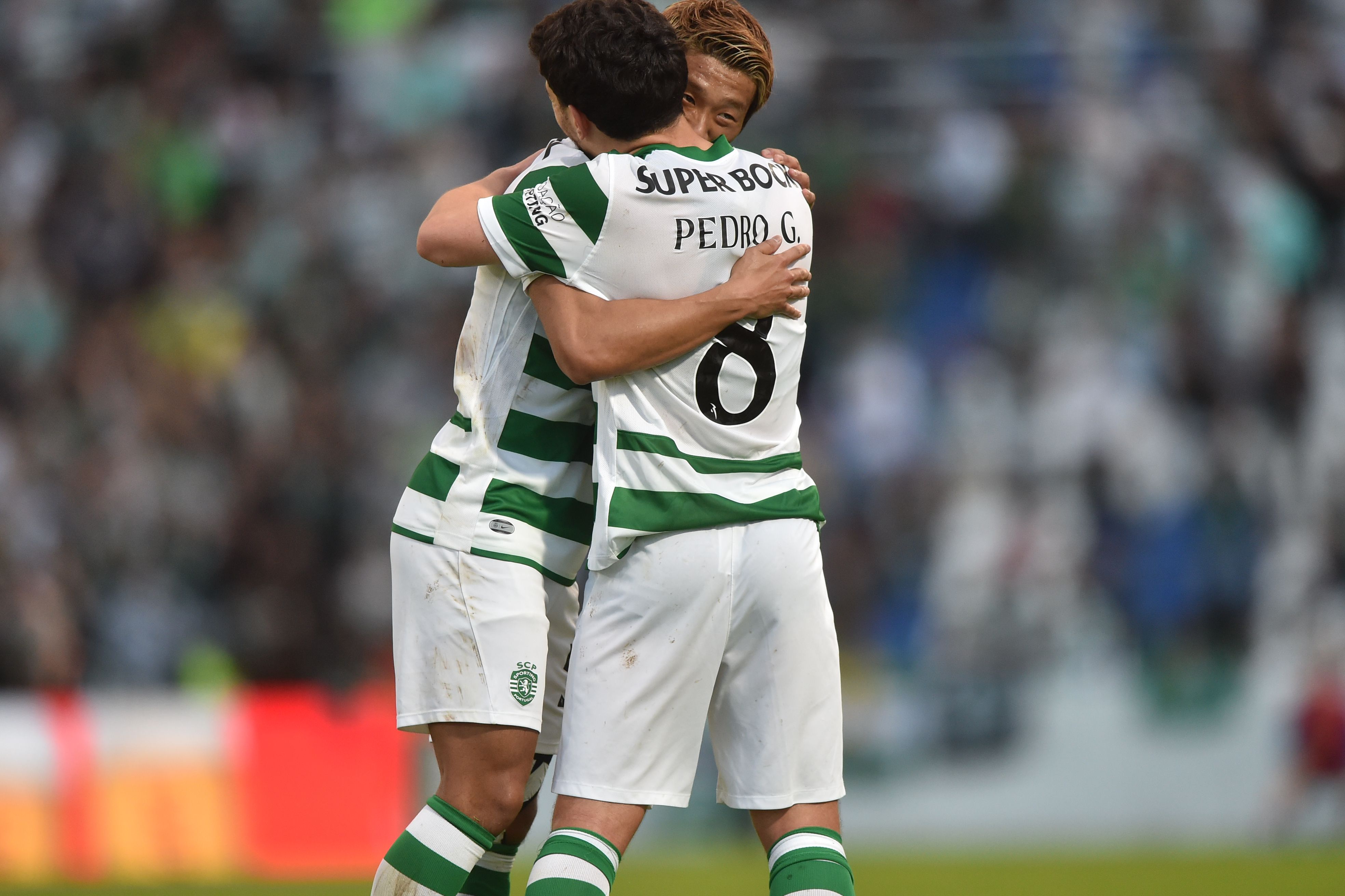 Pedro Gonçalves a celebrar golo com Morita - Foto: Miguel Nunes