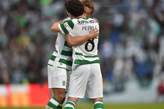 Pedro Gonçalves a celebrar golo com Morita - Foto: Miguel Nunes