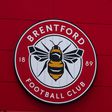 Jogadores do Brentford envolvidos em desacatos para socorrer vítima de racismo