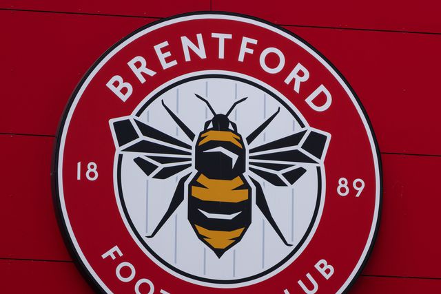 Jogadores do Brentford envolvidos em desacatos para socorrer vítima de racismo