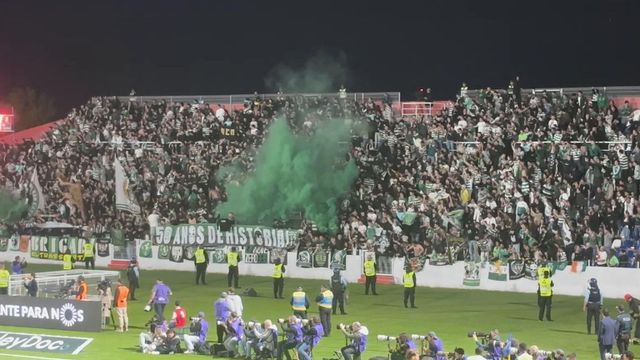 Claque do Sporting festeja golo e... aniversário