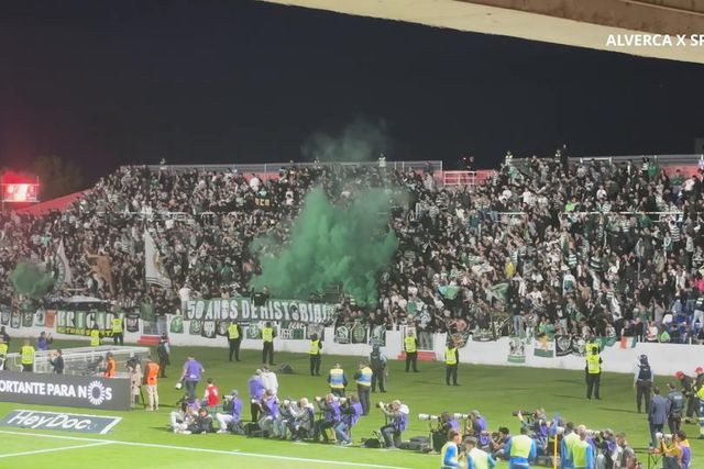 Claque do Sporting festeja golo e... anivesário