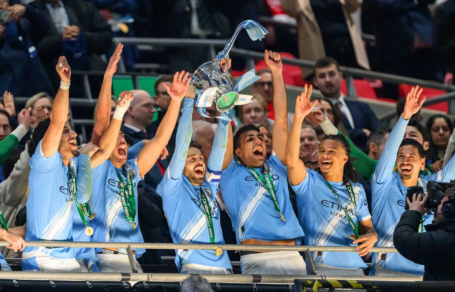 Bernardo Silva levantou o troféu. E que bem lhe fica o papel de capitão - Foto: IMAGO